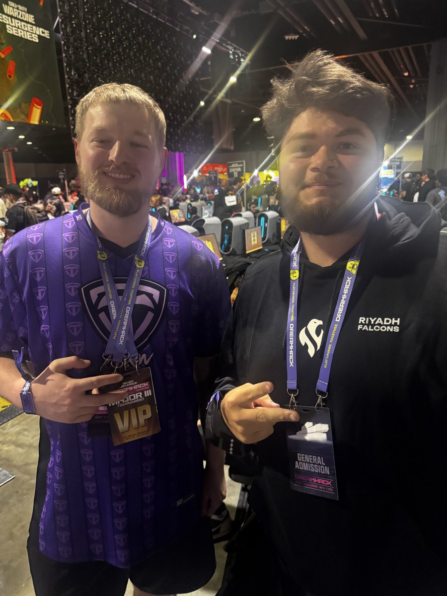 MrGrubbin's tweet photo. From meeting @ZooMaa to winning a @ScufGaming omega controller in a rock paper shoot competition. Major 3 was a HUGE success!!! First ever CDL event and it won’t be my last!!! @DreamHack was a blast! Just wish I met the falcons team. Until next time. 😎😎 @ruhpid @GuyBlaze https://t.co/yGnbMdRYhQ
