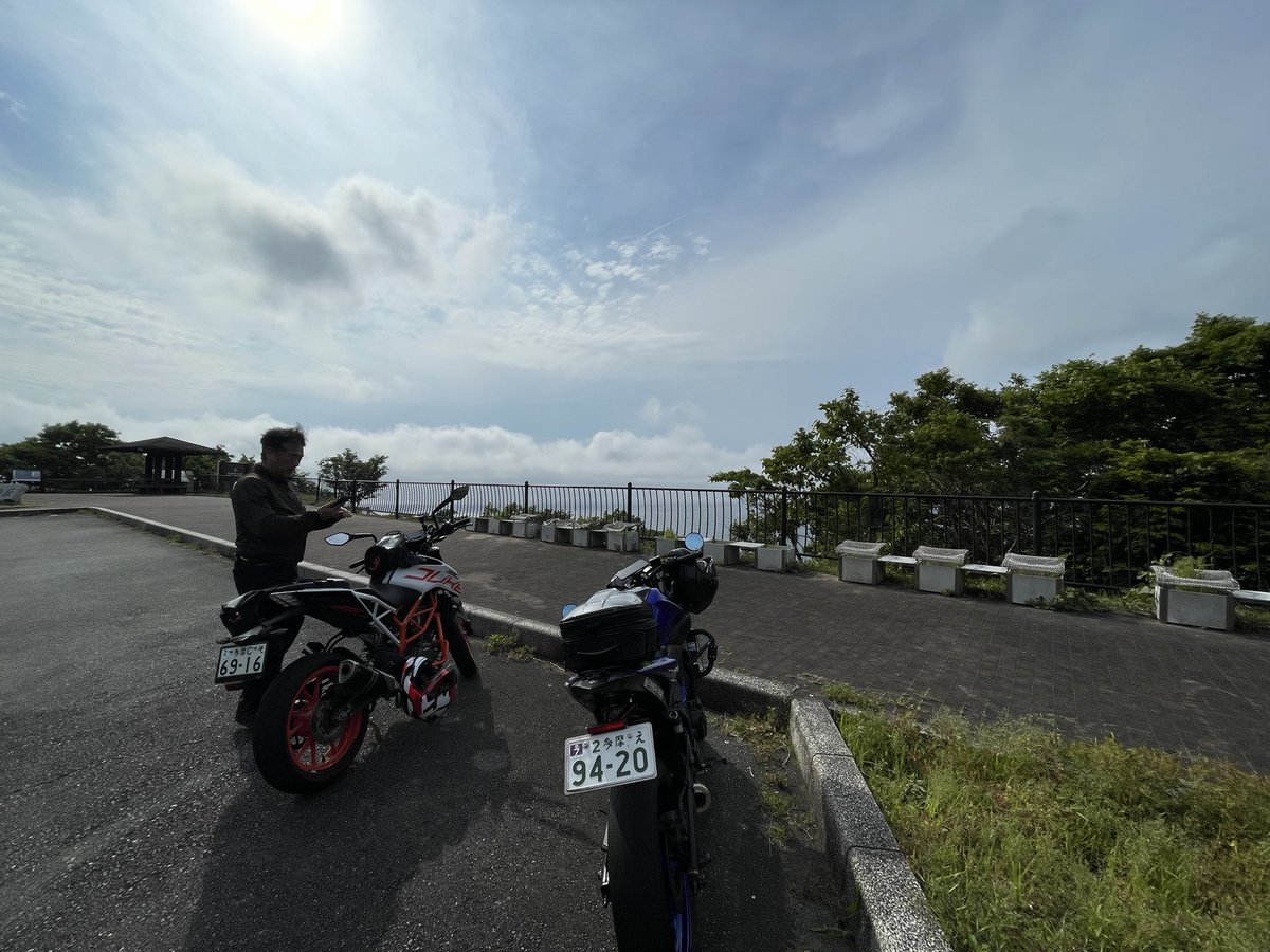 Sohchan_KAT's tweet photo. 昨年末以来の息子とのツーリング

今回は伊豆、ほんの根本のあたり

西側の海沿いを走って、伊豆スカイライン、ターンパイク箱根と通って帰ってくる

ターンパイク上の方で寒くなり、レインコートを風除けに
もう閉まっているライダーズパラダイスの前から一気に山を下る

#ツーリング #伊豆箱根 #ktm https://t.co/btOUWHoDCo