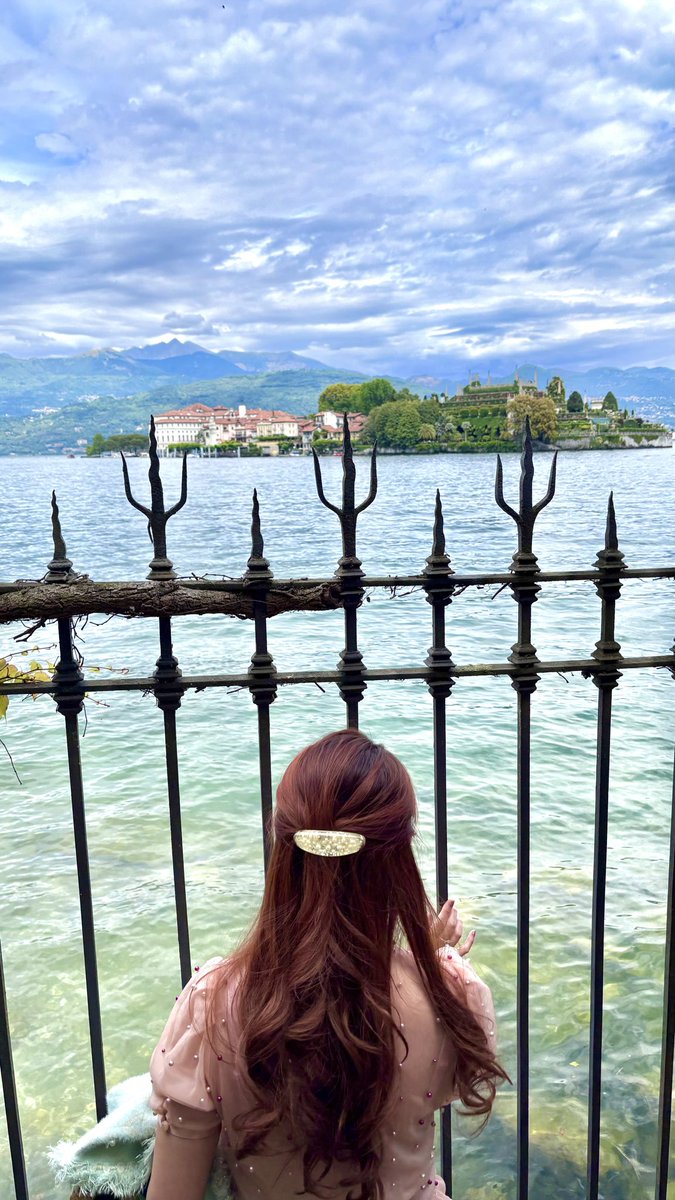 ranmermaid's tweet photo. ところ変わってイタリアの湖🇮🇹
巨大な湖の真ん中に、イスラ　ベッレ(イタリア語で「美しい島」)という小島があって、ボートで行ける🚤 https://t.co/7MpMLG65kL