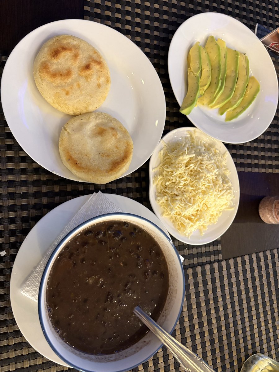 racolmenarez's tweet photo. De las mejores comidas del mundo: sopa de caraotas, queso rayado, aguacate y arepas….he almorzado, gracias a Dios…😀 https://t.co/27NSgnJlZE
