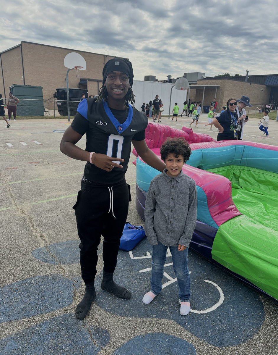 SGTitanfootball's tweet photo. Shout out to the athletes to volunteer their time at various schools this year to support each elementary field day. Our athletes had a blast! Thanks to all the administrators who allowed us to help! Titan Field Day! #NewSouth #TitanNation https://t.co/TdS0NhM49k