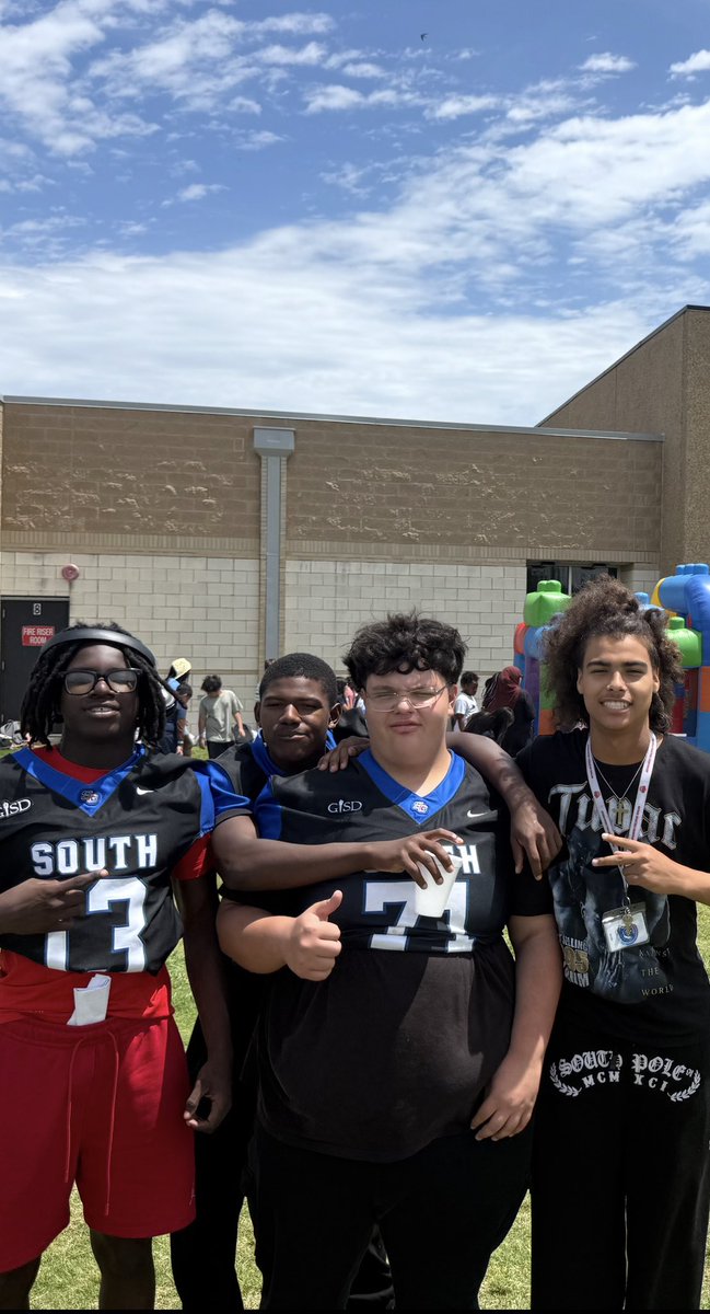 SGTitanfootball's tweet photo. Shout out to the athletes to volunteer their time at various schools this year to support each elementary field day. Our athletes had a blast! Thanks to all the administrators who allowed us to help! Titan Field Day! #NewSouth #TitanNation https://t.co/TdS0NhM49k