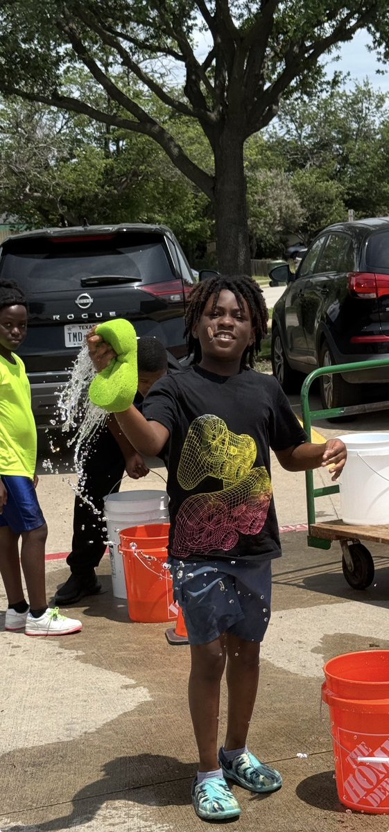 SGTitanfootball's tweet photo. Shout out to the athletes to volunteer their time at various schools this year to support each elementary field day. Our athletes had a blast! Thanks to all the administrators who allowed us to help! Titan Field Day! #NewSouth #TitanNation https://t.co/TdS0NhM49k