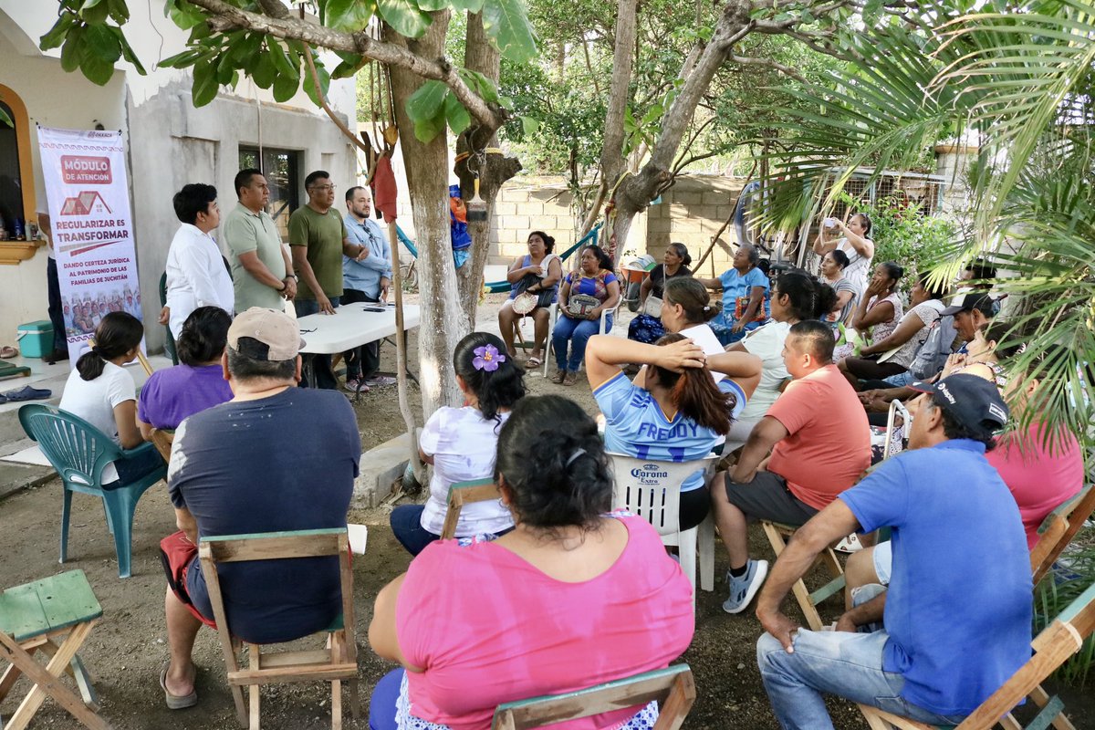 CarlosLopez_LJ's tweet photo. En la colonia Los Pinos, en Juchitán de Zaragoza, continuamos avanzando con los módulos de #RegularizarEsTransformar. Como parte del #PlanJuchitán impulsado por nuestro gobernador @salomonj, @Coreturo está brindando certeza jurídica a las familias.🧑‍🧑‍🧒‍🧒 https://t.co/btHFaoVV03