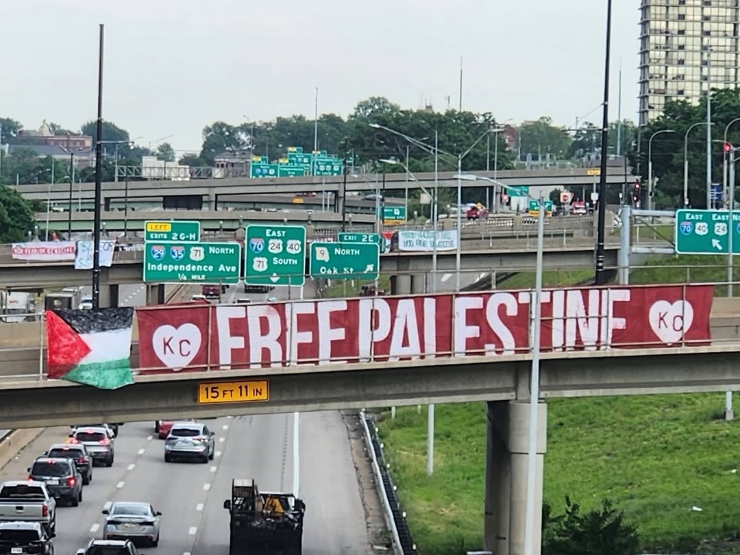 amlkhal66215858's tweet photo. Activists draped huge banners in Kansas City on Friday to commemorate the Nakba and remind people that it never ended.

Via: freepalestinekc
#freepalestine #Gaza 🇵🇸🇵🇸🇵🇸🇵🇸 #IsraelTerroristeState #israelcrimes https://t.co/ShepVfmIpE