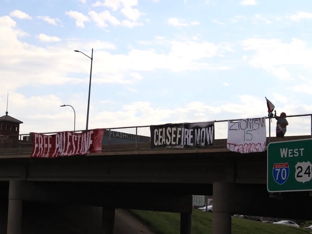 amlkhal66215858's tweet photo. Activists draped huge banners in Kansas City on Friday to commemorate the Nakba and remind people that it never ended.

Via: freepalestinekc
#freepalestine #Gaza 🇵🇸🇵🇸🇵🇸🇵🇸 #IsraelTerroristeState #israelcrimes https://t.co/ShepVfmIpE