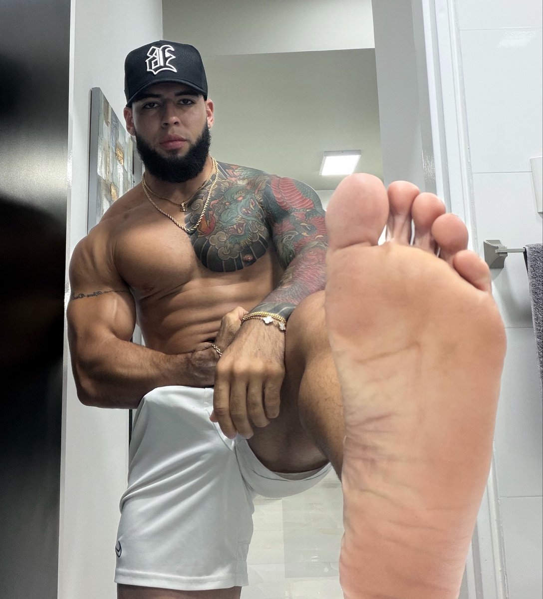 MrJavierrr's tweet photo. In three days, I’m heading off on vacation to a very luxurious destination—all paid for with FG cash, of course, for the moment  can keep sending your tributes for my birthday. 🤑🏧🦶🏻 https://t.co/qkPxsKDudP