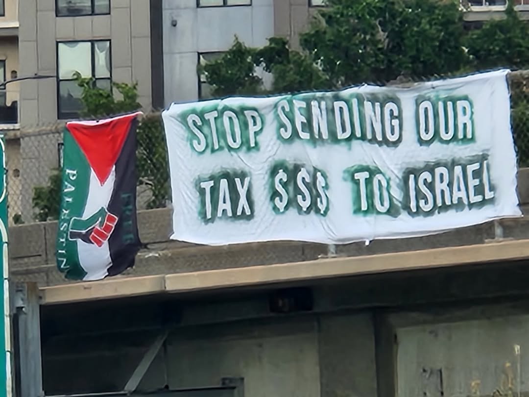 amlkhal66215858's tweet photo. Activists draped huge banners in Kansas City on Friday to commemorate the Nakba and remind people that it never ended.

Via: freepalestinekc
#freepalestine #Gaza 🇵🇸🇵🇸🇵🇸🇵🇸 #IsraelTerroristeState #israelcrimes https://t.co/ShepVfmIpE