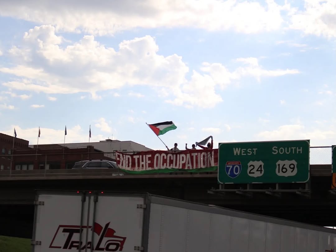 amlkhal66215858's tweet photo. Activists draped huge banners in Kansas City on Friday to commemorate the Nakba and remind people that it never ended.

Via: freepalestinekc
#freepalestine #Gaza 🇵🇸🇵🇸🇵🇸🇵🇸 #IsraelTerroristeState #israelcrimes https://t.co/ShepVfmIpE