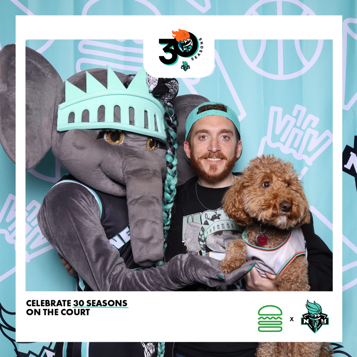 OutSnapped's tweet photo. Another great activation with Shake Shack 🍔🏀

The result:
→ 92 on-site photo sessions
→ high guest participation
→ instant branded UGC
→ another successful collaboration with a returning partner https://t.co/IzDoBT27ka