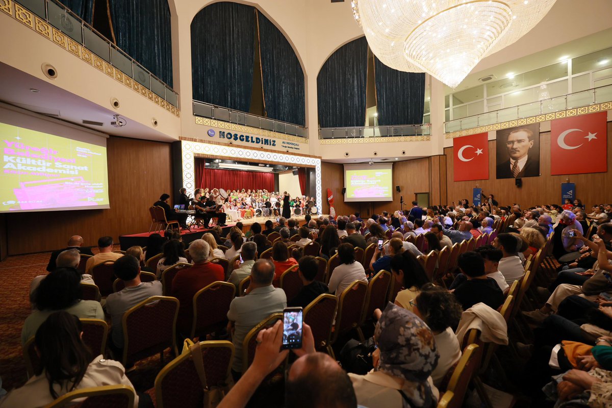 AliDemircali's tweet photo. Kültür ve sanatın birleştirici gücünü yaşatan Yüreğir Belediyesi Kültür Sanat Akademisi Ritim Atölyesi programına, kıymetli eşim Fidelya Demirçalı ile birlikte katıldık.

“Biz de genç olduk, hatıralar” temasıyla geçmişin güzel ezgilerini yeniden hep birlikte hissettiğimiz bu anlamlı gecede emeği geçen herkese teşekkür ediyorum.