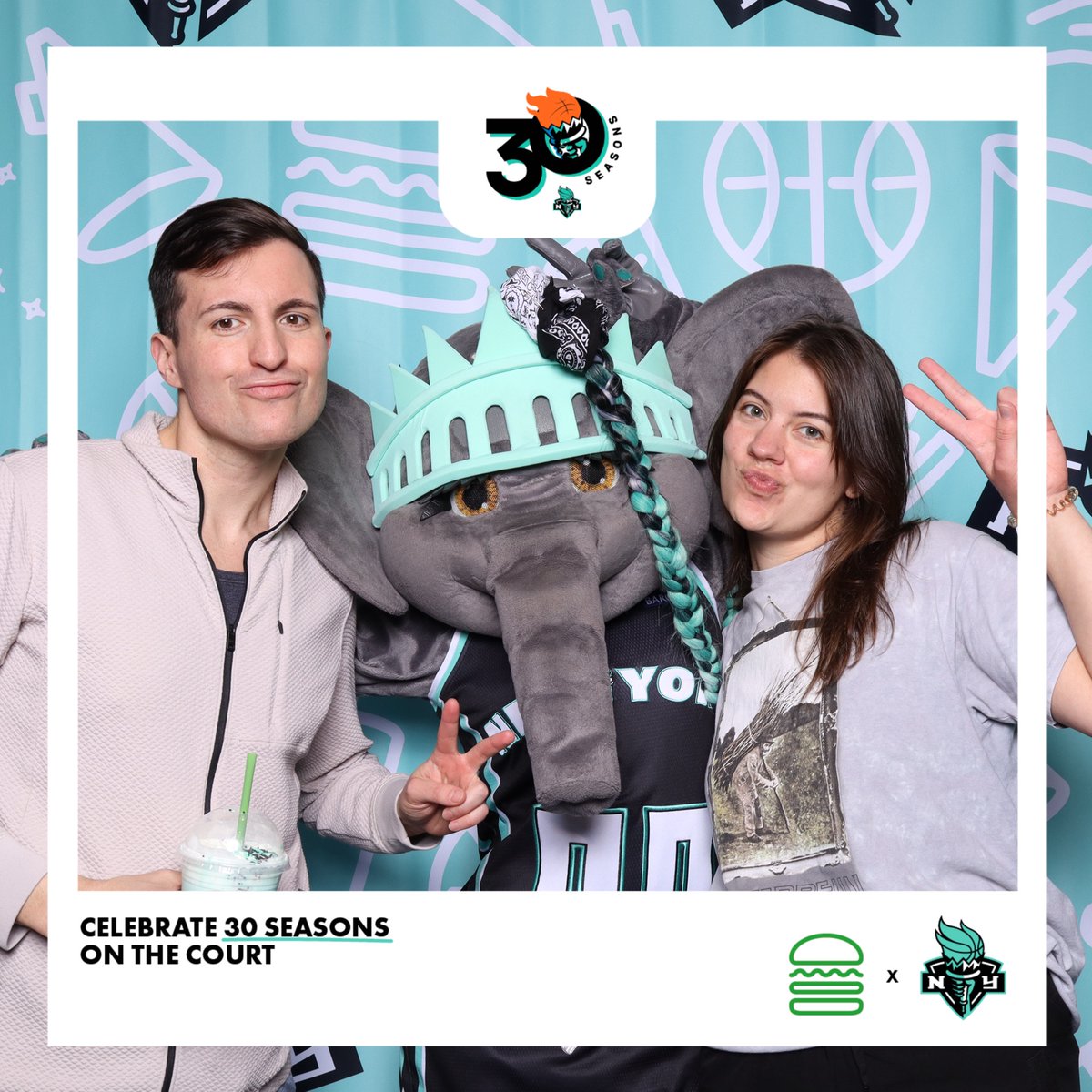 OutSnapped's tweet photo. Another great activation with Shake Shack 🍔🏀

The result:
→ 92 on-site photo sessions
→ high guest participation
→ instant branded UGC
→ another successful collaboration with a returning partner https://t.co/IzDoBT27ka