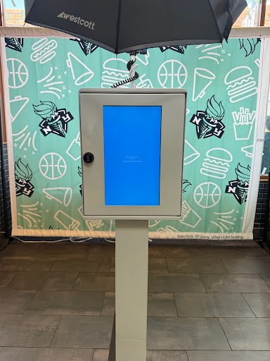 OutSnapped's tweet photo. Another great activation with Shake Shack 🍔🏀

The result:
→ 92 on-site photo sessions
→ high guest participation
→ instant branded UGC
→ another successful collaboration with a returning partner https://t.co/IzDoBT27ka