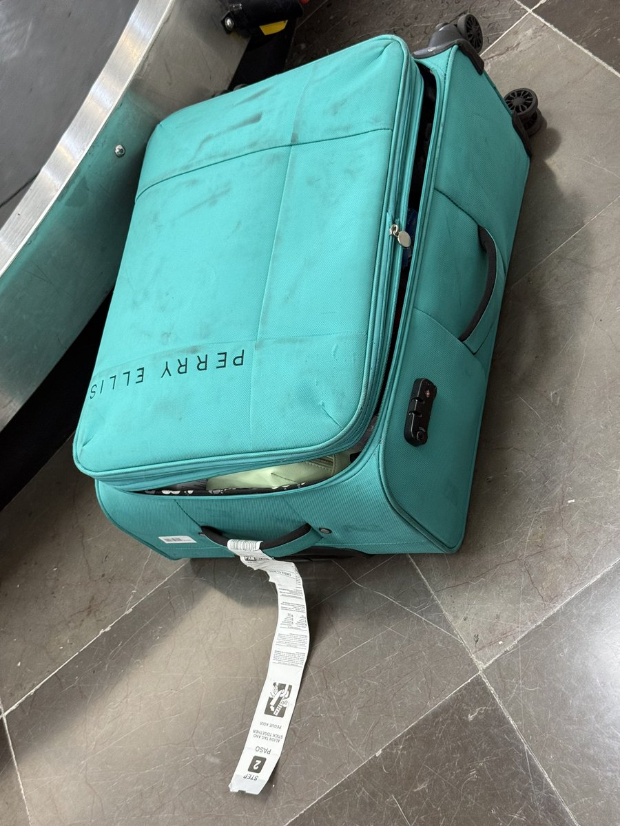 karminn13's tweet photo. En @viajaVolaris violaron mi maleta, reventaron candados y cierres. Volé de CDMX a Puerto Escondido y la aerolínea no se hace responsable del daño. Me ofrecen dinero eléctrico para comprar más vuelos con ellos. 🙄
@Profeco @AICM_mx https://t.co/sfiO7ZJtc0