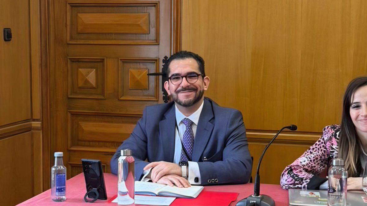 darioangeles's tweet photo. En la semana del 4 al 8 de mayo de 2026, tuve oportunidad de participar como asistente y, además, presentar una comunicación en las XVII Jornadas de Derecho Administrativo Iberoamericano "Nuevas tecnologías y derecho administrativo: la encrucijada del siglo XXI", celebradas en la Facultad de Derecho de la Universidad de la Coruña y en el Pazo de Mariñán. 

Mi comunicación, elaborada en coautoría con Fernando Mondragon, trata sobre el "Uso de tecnologías de la información para la participación accesible en el sistema de compras públicas en México", y esperamos podérselas compartir adelante, para que vean cómo estamos aplicando tecnología para facilitar la forma en que las empresas pueden acceder y participar en procedimientos de contratación pública.

En el video que les comparto pueden ver la presentación que hice en las Jornadas, la cual es muy breve por razones de tiempo, pero en la cual se explica la problemática del acceso a los procedimientos de contratación en México.