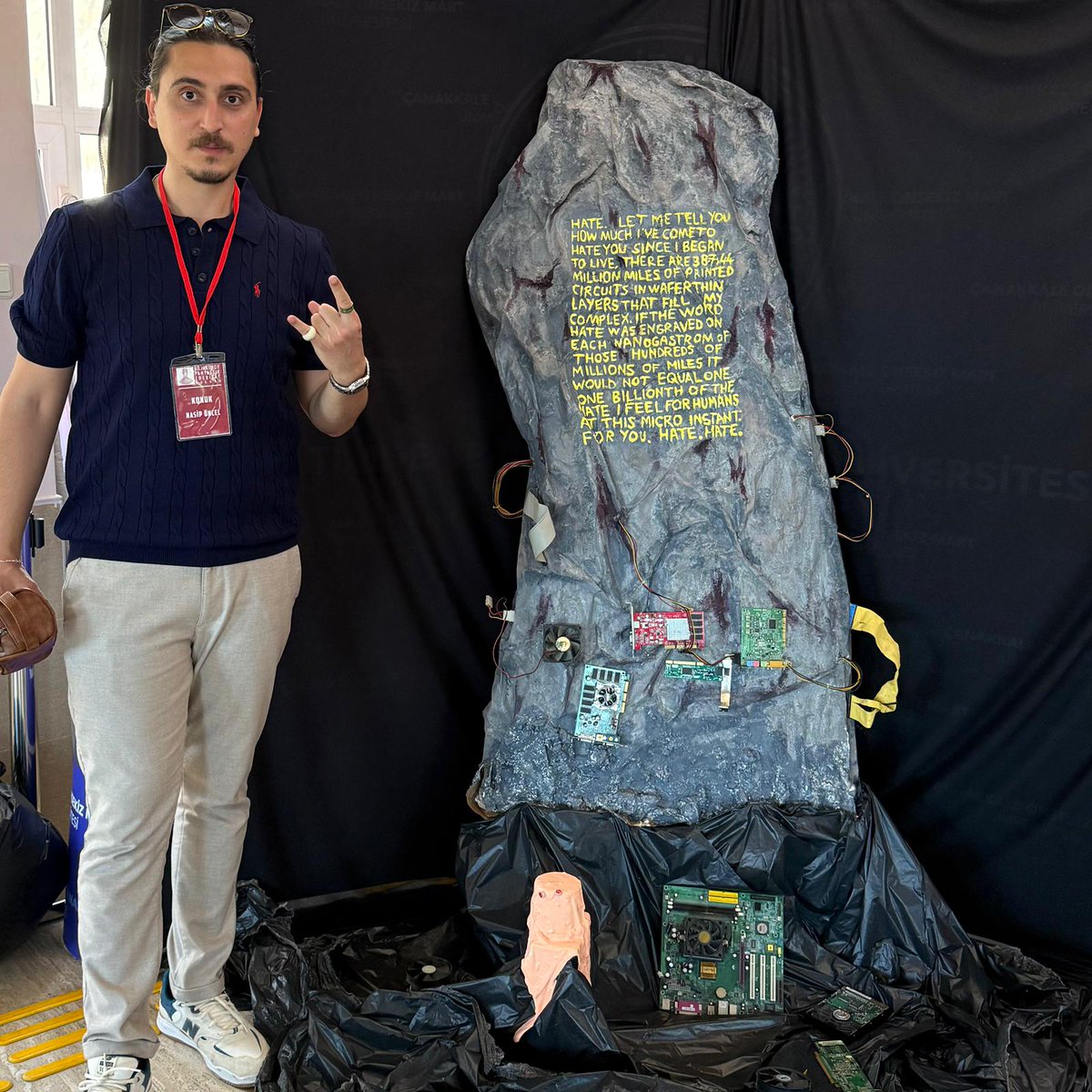 40ipchannel's tweet photo. Çanakkale 18 Mart Üniversitesi'nde post-apokaliptik kurgunun evrimi üzerine, interaktif ve keyifli bir söyleşi gerçekleştirdik. TroyCon ekibinin hazırladığı AM(Allied Mastercomputer) Anıtı başta olmak üzere tüm proplar aklımı başımdan aldı. https://t.co/xDKEZrkebE