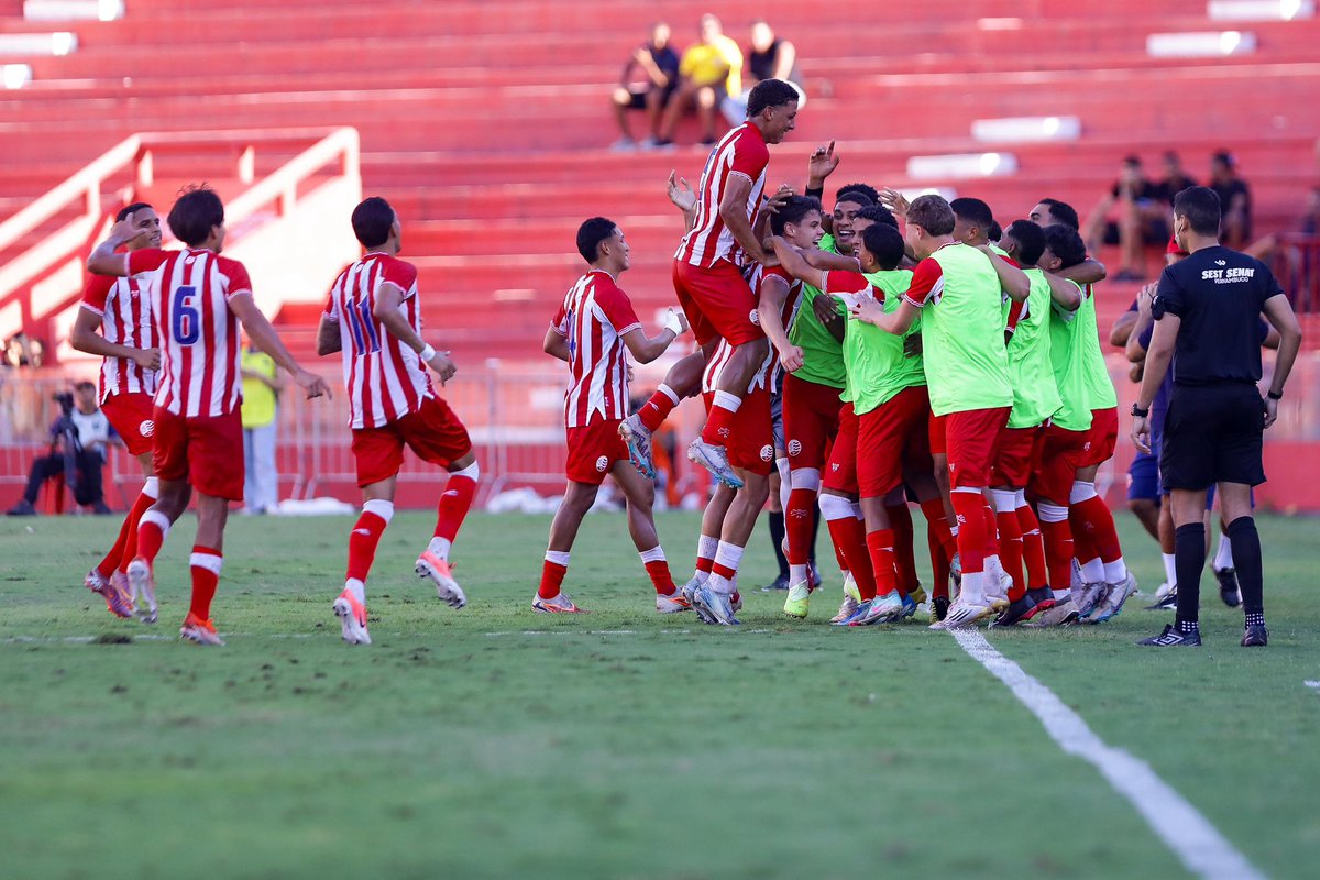 nauticope's tweet photo. FIM DA PRIMEIRA ETAPA! 🇦🇹

O Sub-20 do Náutico vai vencendo o Retrô por 2x0 até aqui! Os gols alvirrubros foram marcados por Rikelme e Isaque. 🔥

Vamos em busca do título! 💪 https://t.co/QhFYxBPHaB
