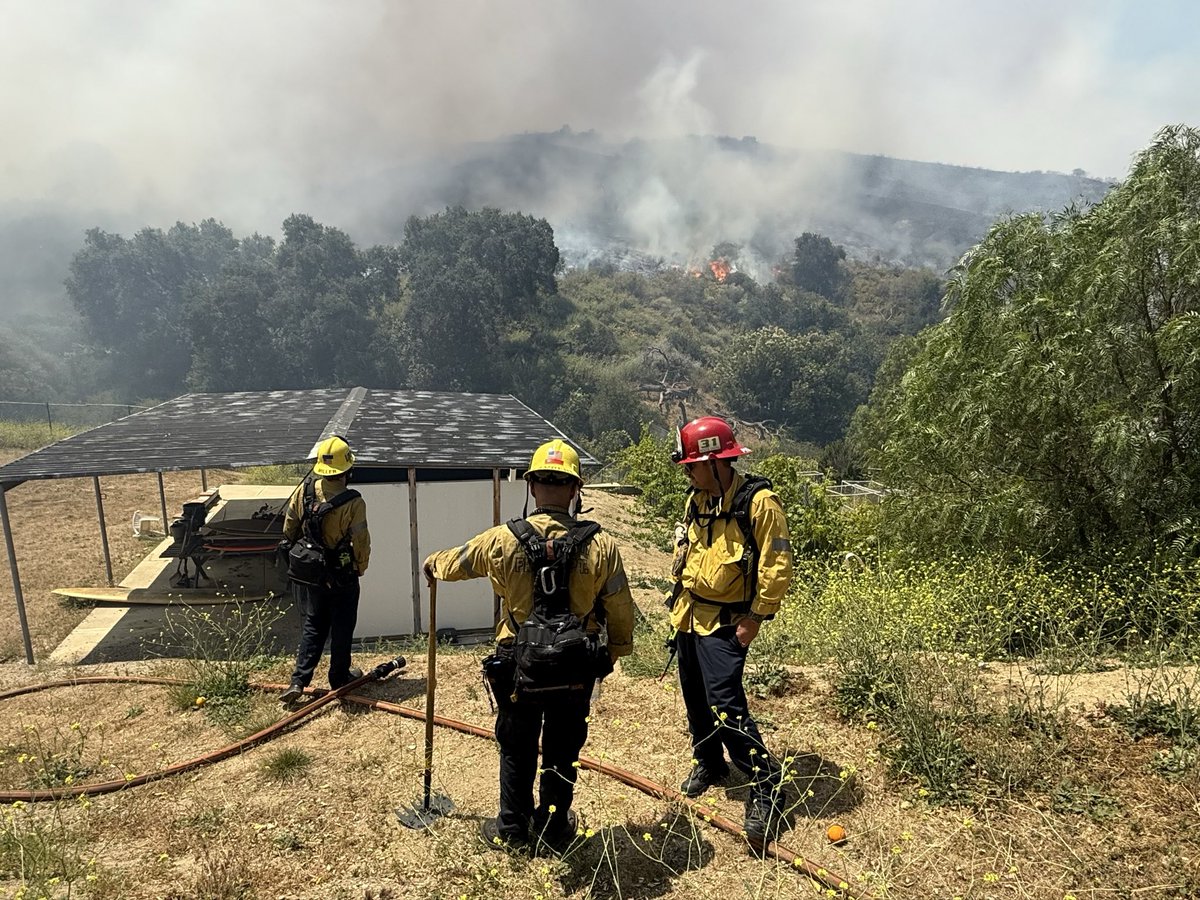 RC_FirePhoto's tweet photo. Structure protection on Rocking Horse Drive. #SandyFire #VenturaCounty https://t.co/xm6NR7kZ6y