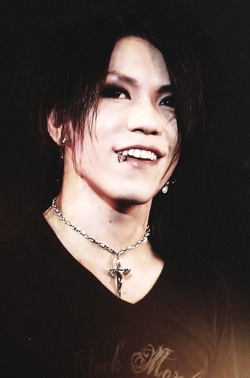 Moxy6Gun's tweet photo. "but he isn't even doing anything..."
He doesn't have too!!!!

Aoi pt3 (smiles edition)
#thegazettE #thegazetteaoi

Sorry im late with this one y'all https://t.co/vt00Tum0KC