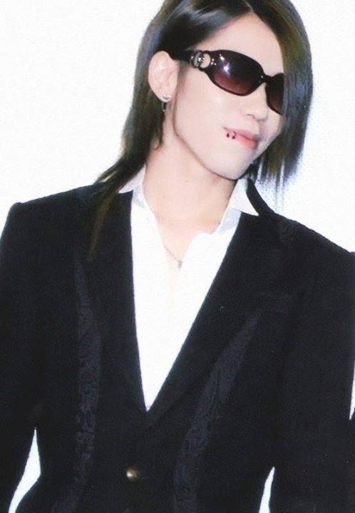 Moxy6Gun's tweet photo. "but he isn't even doing anything..."
He doesn't have too!!!!

Aoi pt3 (smiles edition)
#thegazettE #thegazetteaoi

Sorry im late with this one y'all https://t.co/vt00Tum0KC