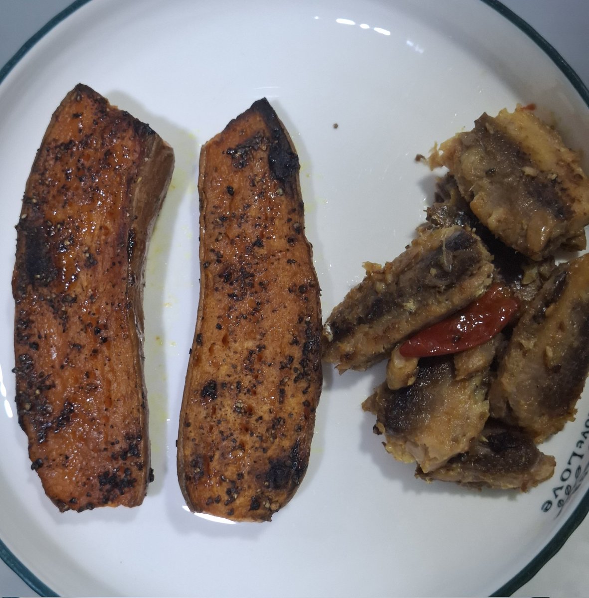 iloves9h2's tweet photo. Dinner ~ chili lemon sardines and oven baked sweet potato ~
357cal - 28.2g protein - 5.2g fiber https://t.co/hPxYvrZKkK
