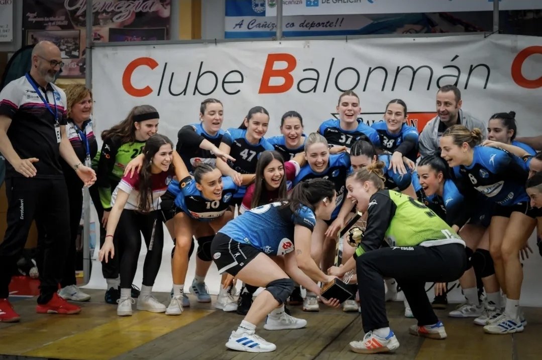 bmpereda's tweet photo. 👏 De parte del Pereda damos la enhorabuena a @BMPozueloCva y @LobasOviedoBF por el ascenso a @IberdrolaDHF

🔝 Al igual felicitamos y esperamos a @errotabarri1 y @UCAMBalonmano que subieron a #DHOroFem

#GuerrerasAmarillas #CantabriaApetece @cant_infinita https://t.co/y3Xai1VOUT