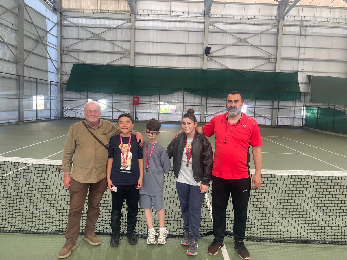 Rize_BK's tweet photo. 🎾 19 Mayıs Atatürk’ü Anma, Gençlik ve Spor Bayramı kapsamında düzenlenen Tenis Turnuvası’nda öğrencilerimiz büyük başarı elde etti 🏆

🥇 Rana Zenginal – İl birincisi
🥈 Denizhan Sevimli – İl ikincisi
🥉 Raşit Çınar Emlek – İl üçüncüsü

Spor, azim ve çok yönlü gelişimi esas alan eğitim anlayışımızın bir yansıması olan bu başarıdan dolayı öğrencilerimizi tebrik ediyor, emeği geçen aile ve antrenörlerine teşekkür ediyoruz .👏🏻

@koccozlem @ozgeeasln @azizsonkaya
@GokcemTaser
