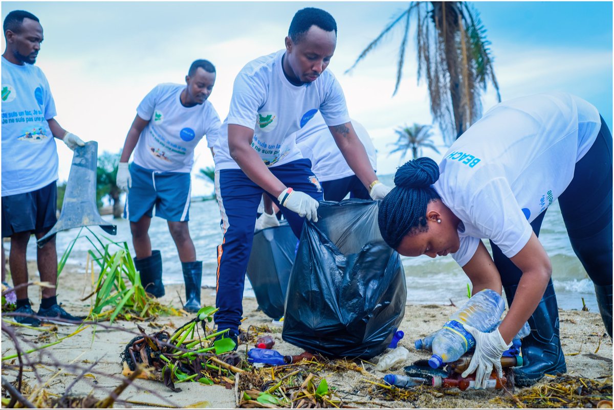 2250Ishaka's tweet photo. 👌🏿From ideas to action 🌍✨

🟢ISHAKA 2250 showing up where it matters - turning waves into change, one beach clean-up at a time.

▶️Clean shores. 
▶️Strong youth. 
▶️Real impact. ♻️🔥

✅We are fully committed to #BeatPlasticPollution and protect marine #biodiversity. 🌱🐚 
#SDGs #YouthInAction #ClimateAction