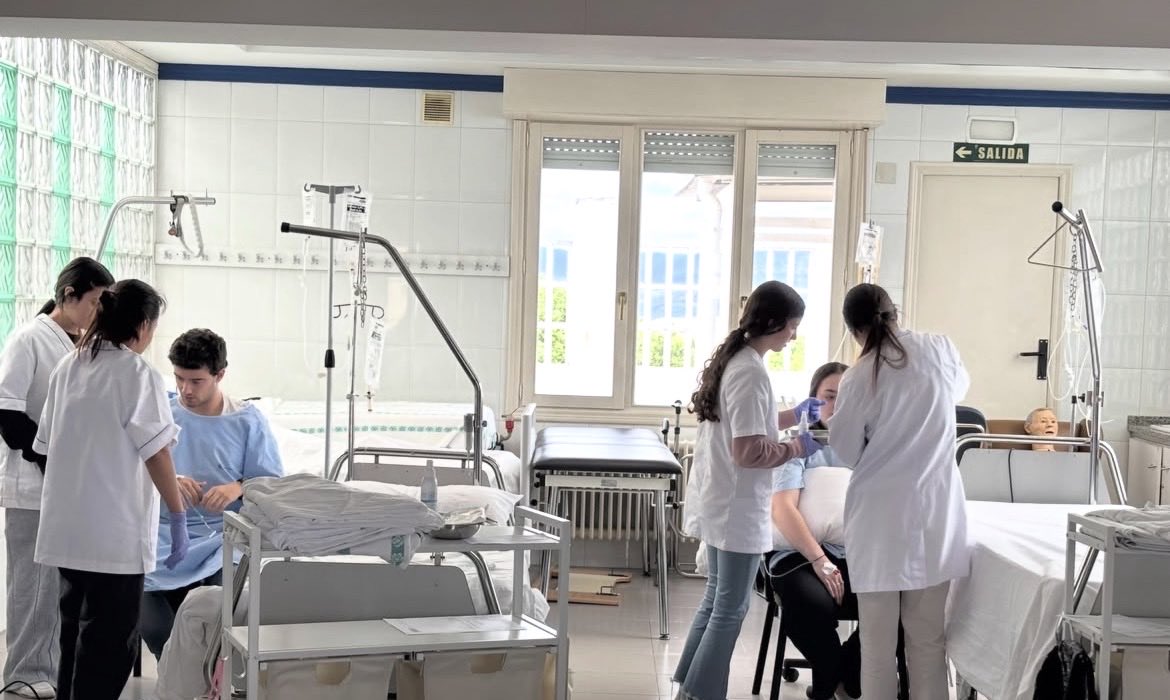 FPMINMACULADA's tweet photo. A puntito de terminar la evaluación también nos examinamos a nivel teórico-práctico. Hacemos uso de la simulación clínica para afianzar conceptos; ayudados de grandes voluntarios como pacientes.

#sacardetitumejortu #conectados #yosoyfp #yosoydelmariainmaculada https://t.co/9Kmd4oVbI3