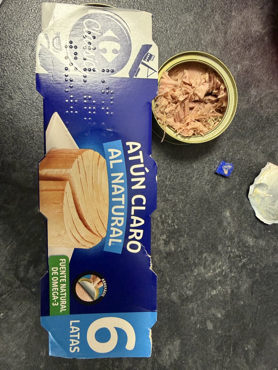 callmeB93's tweet photo. hola @CarrefourES me he encontrado esto en una vuestras latas de atún al natural. https://t.co/fh5HW6kFjI