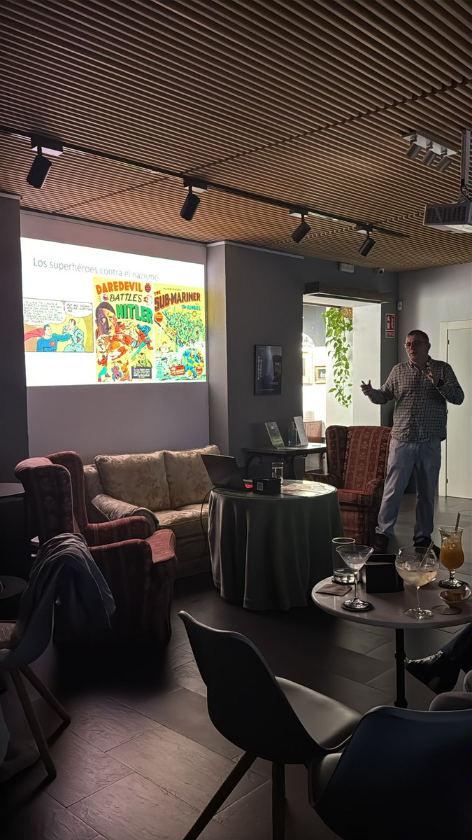 PrehistoriaUAH's tweet photo. 🦸♂️🌌 Francisco Sáez de Adana Herrero ha unido lo que más nos gusta, la ciencia y el cómic “La física de los multiversos en el cómic”. 👏📚@Prehistoriauah #MKTP #ThebanProject @UAHes@otcUAH @cocktailbluesgallery @pintofsciencees #PintOfScience https://t.co/0be8pNEb8L