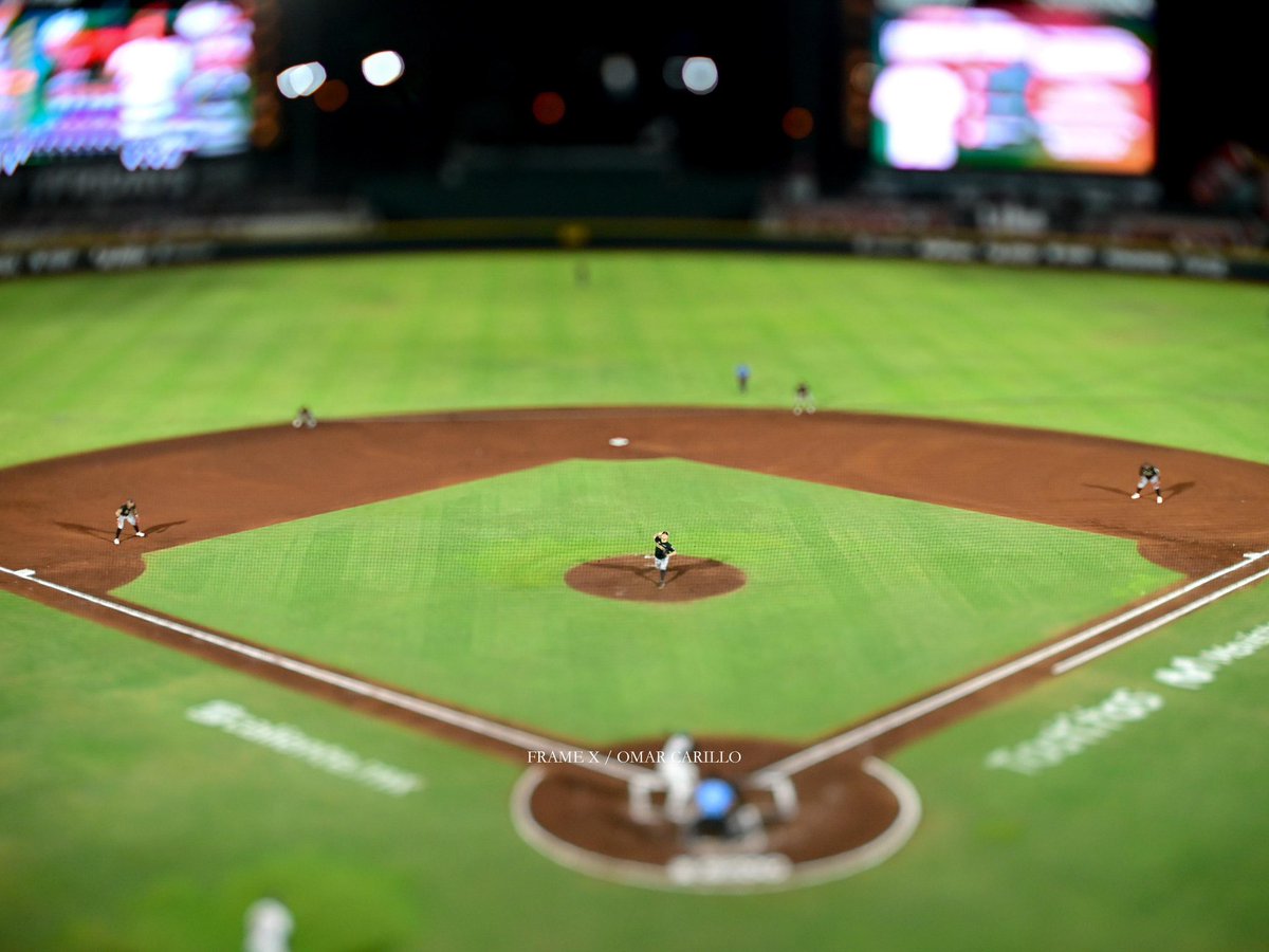 FrameX_OF's tweet photo. 📸 Galería Frame X | Guerreros de Oaxaca vs Leones de Yucatán
📍 Parque Kukulcán – Mérida, Yucatán
📷 Fotografías por Omar Carrillo

⸻
#GuerrerosDeOaxaca #LeonesDeYucatán #LMB #BeisbolMexicano #GaleríaFrameX #OmarCarrillo #FotografíaDeportiva #CoberturaFrameX https://t.co/aDDFj4vy2K