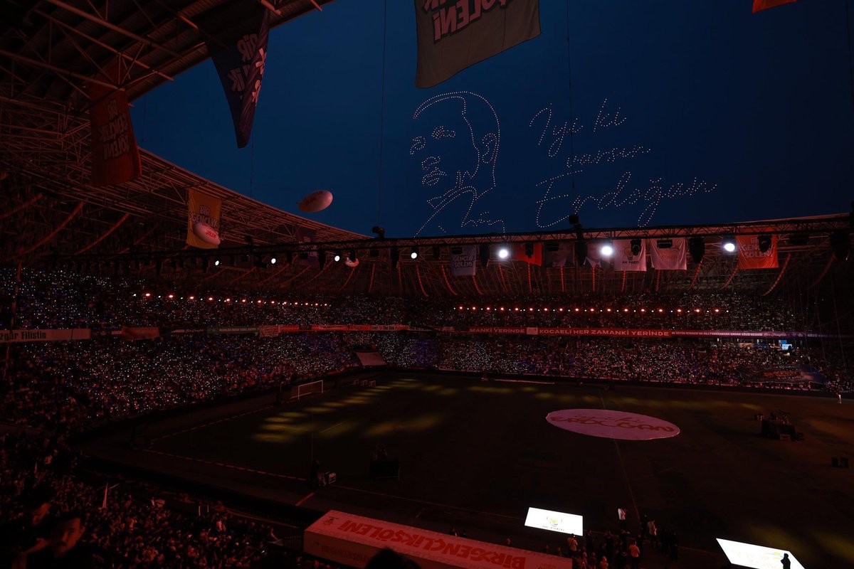 SUzkurt's tweet photo. Bu stadda tek bir gerçeklik görüyorum o da her fikirden gencin ‘iyi ki Erdoğan’ demesi.

#iyikiErdoğan 
@avyusufibis 
@AKGenclikGM https://t.co/zKHiX0zXQd