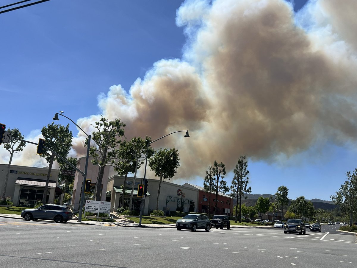 RobertNavarro's tweet photo. Large brush burning in Simi Balley in the 600 block of Sandy Ct. Ventura County firefighter along with assistance from nearby agencies are battling the fire #sandyfire @vcfdpio https://t.co/ppWjstb56S