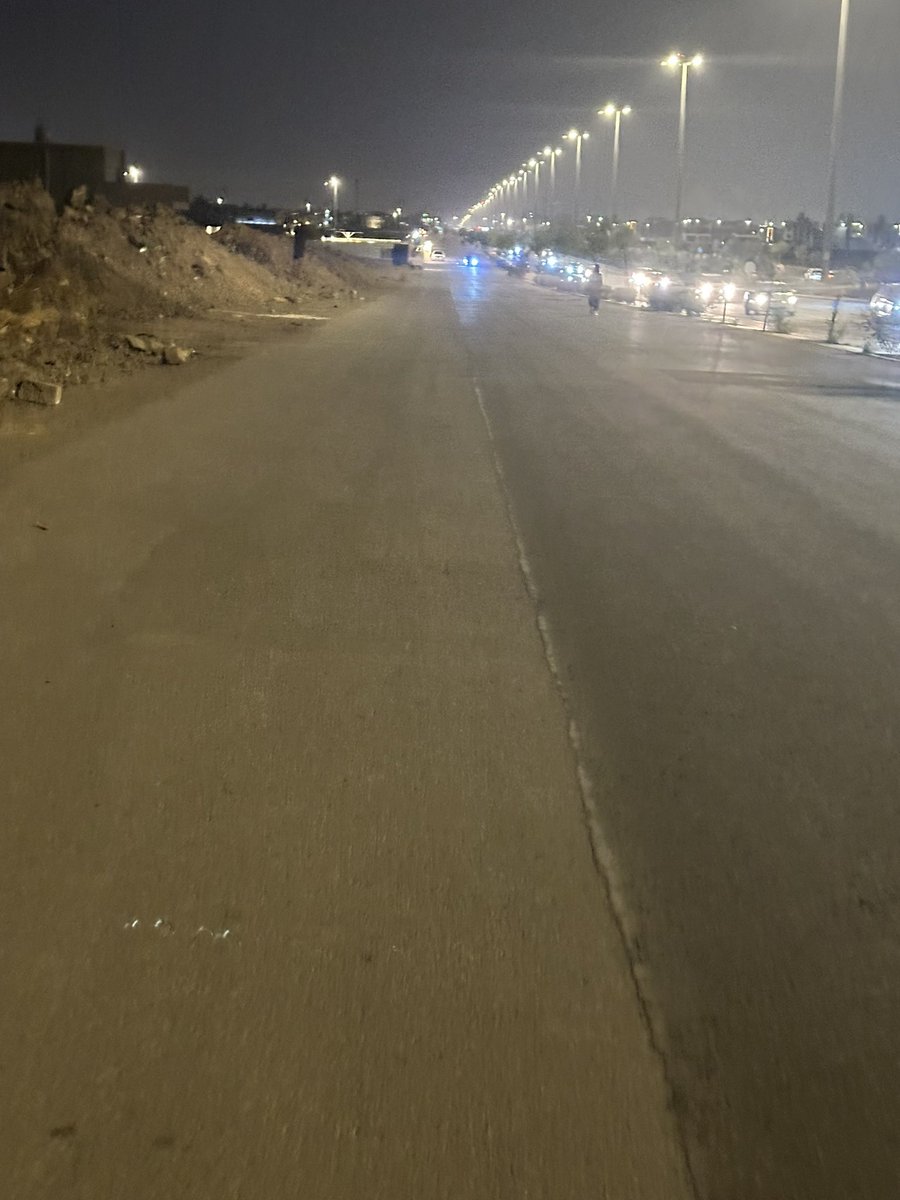 Legal11Advisor's tweet photo. @AmanaAlmadinah  @fahadbuliheshi  @eMoroor  الممشى الي بجانب طريق علي بن أبي طالب بحي الغراء بالمدينة المنورة ، هل هو ممشى للأفراد أو للسيارات !!؟ للأسف السيارات رايح جايه معاه مدري ايش مقصر الطريق بجانبه ، يرجى القيام بمسؤليتكم تلافياً لحوادث دهس مميتة https://t.co/GbFljjw1i4