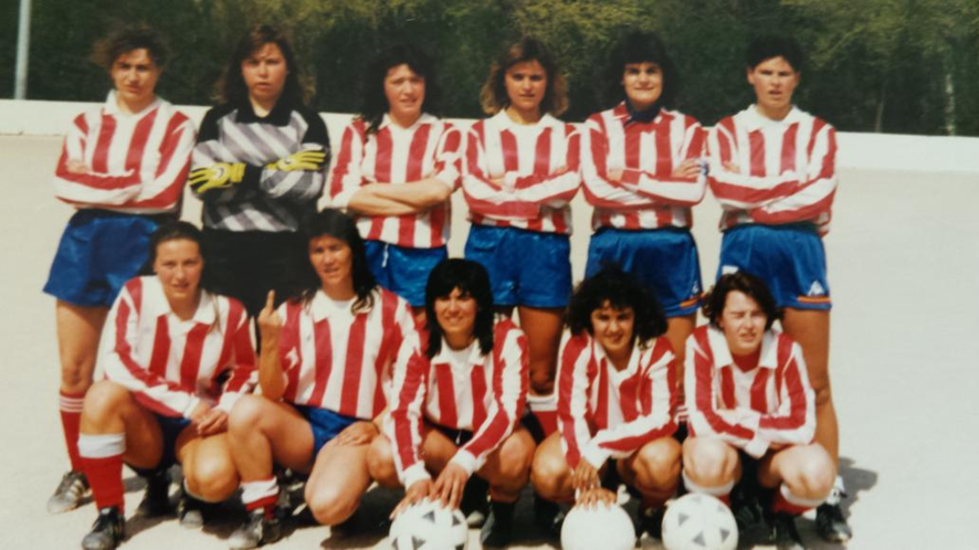 LasColchoneras's tweet photo. Tal día como hoy en 1990 el Atlético Villa de Madrid ganaba la liga. El equipo se disolvió en 1992 con gran parte de sus jugadoras alimentando al Oroquieta Villaverde. 

Fotos: RRSS de exjugadoras https://t.co/12Se6Ec4On