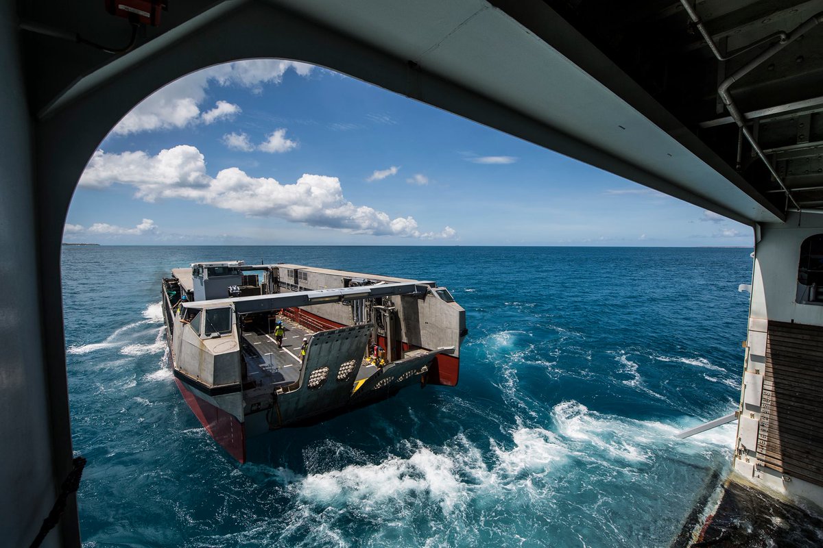 AlexXplore's tweet photo. 🇫🇷 L’EDA-R est un engin de débarquement amphibie rapide de la Marine nationale française, conçu pour projeter rapidement des forces et du matériel lourd depuis les BPC de classe Mistral.    

🚢 D’une longueur de 30 mètres et capable de transporter jusqu’à 100 tonnes (dont un char Leclerc), il atteint 30 nœuds (56 km/h) en navigation et peut accoster directement sur une plage grâce à son faible tirant d’eau.    

🫡 Il est principalement utilisé pour les opérations amphibies, le soutien aux forces spéciales, le transport intra-théâtre et les missions humanitaires.    

🇪🇬 Quatre exemplaires servent dans la Marine française depuis 2011-2013 ; deux autres unités initialement destinées à la Russie ont été livrées à l’Égypte.    

💪 Véritable « taxi rapide des mers », l’EDA-R constitue un atout majeur de la projection de force amphibie française, alliant vitesse, polyvalence et innovation industrielle nationale.