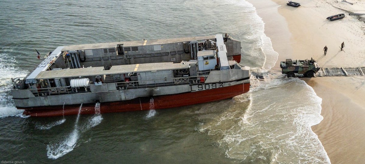 AlexXplore's tweet photo. 🇫🇷 L’EDA-R est un engin de débarquement amphibie rapide de la Marine nationale française, conçu pour projeter rapidement des forces et du matériel lourd depuis les BPC de classe Mistral.    

🚢 D’une longueur de 30 mètres et capable de transporter jusqu’à 100 tonnes (dont un char Leclerc), il atteint 30 nœuds (56 km/h) en navigation et peut accoster directement sur une plage grâce à son faible tirant d’eau.    

🫡 Il est principalement utilisé pour les opérations amphibies, le soutien aux forces spéciales, le transport intra-théâtre et les missions humanitaires.    

🇪🇬 Quatre exemplaires servent dans la Marine française depuis 2011-2013 ; deux autres unités initialement destinées à la Russie ont été livrées à l’Égypte.    

💪 Véritable « taxi rapide des mers », l’EDA-R constitue un atout majeur de la projection de force amphibie française, alliant vitesse, polyvalence et innovation industrielle nationale.