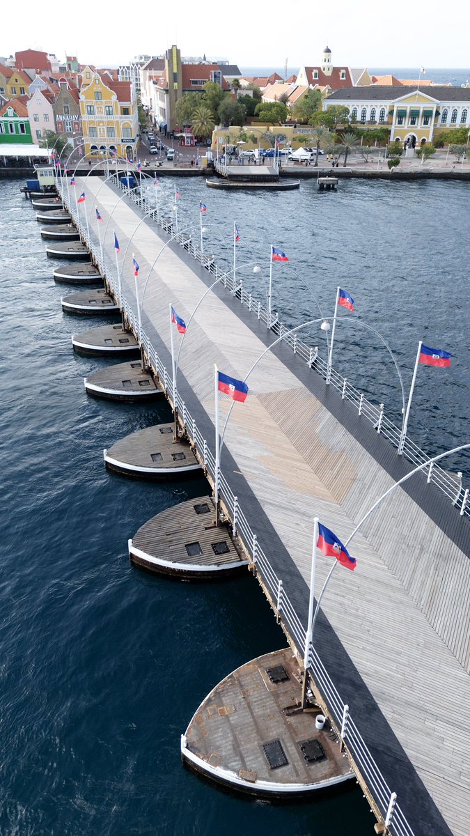 HaitiCuracao's tweet photo. Nan kad selebrasyon 223 lane kreyasyon Drapo Ayisyen an, sou inisyativ Konsila Jeneral Ayiti nan Kiraso, Drapo Ayisyen an ap flote sou “Queen Emma Bridge” pou premye fwa nan listwa. https://t.co/kjPfskqz1a