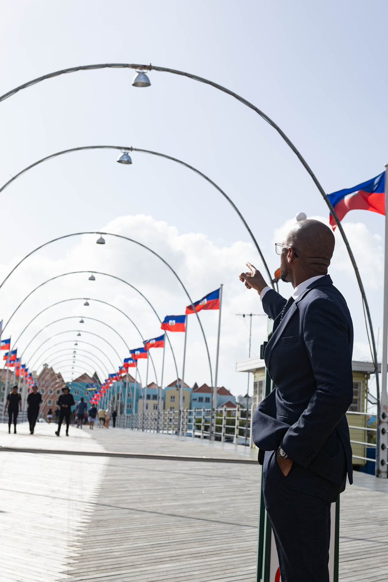 HaitiCuracao's tweet photo. Nan kad selebrasyon 223 lane kreyasyon Drapo Ayisyen an, sou inisyativ Konsila Jeneral Ayiti nan Kiraso, Drapo Ayisyen an ap flote sou “Queen Emma Bridge” pou premye fwa nan listwa. https://t.co/kjPfskqz1a