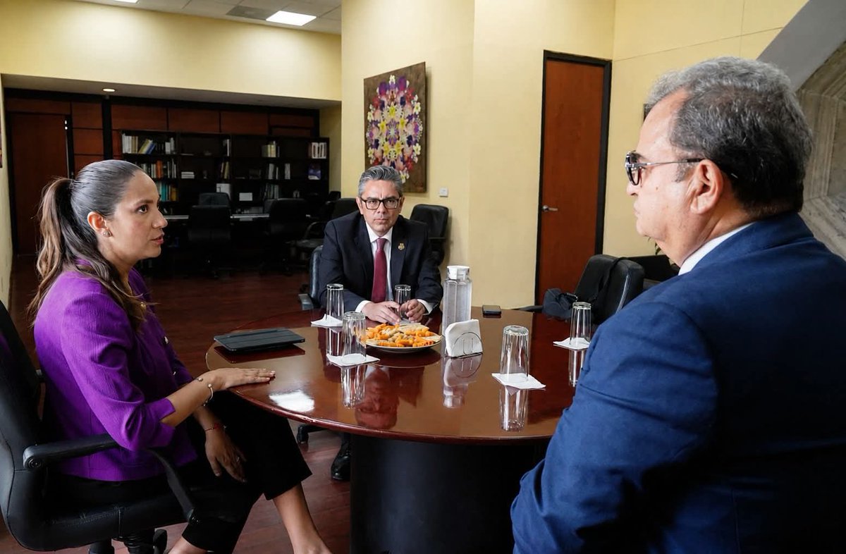 LibiaDennise's tweet photo. ¡Seguimos trabajando! Hoy estuve en la Secretaría de @Hacienda_Mexico con Fernando Baca titular de la Unidad de Coordinación con Entidades Federativas, para agradecerle el trabajo conjunto. 

Déjenme les cuento que ya se registró la deuda aprobada por el Congreso del Estado de Guanajuato en diciembre de 2025. Con esto estamos listos para anunciar los proyectos de obra validados que llegarán a todos los municipios en beneficio de nuestra gente.