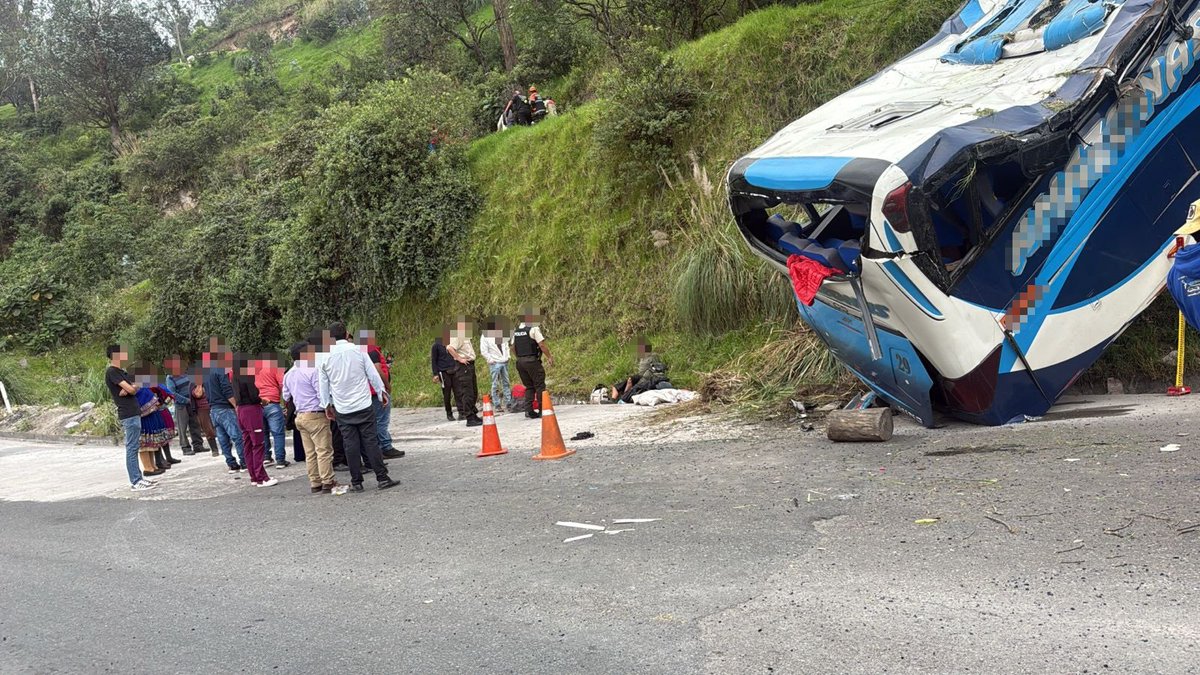 ECU911Ambato's tweet photo. 📍 #Alausí | A las 13:02, a través de la #LíneaÚnicaParaEmergencias 9-1-1 se reportó el volcamiento de un bus de pasajeros en el sector de Casual.

Desde la Sala Operativa del @ECU911_ se coordinó la atención con @PoliciaEcuador, @Salud_Ec y #Bomberos, quienes al momento brindan asistencia a las personas heridas.

Se recomienda conducir con precaución. ⚠️
