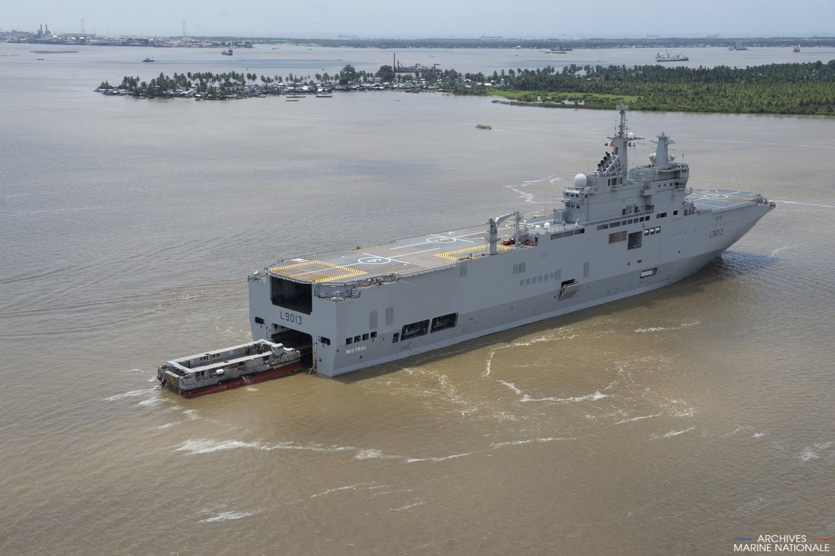 AlexXplore's tweet photo. 🇫🇷 L’EDA-R est un engin de débarquement amphibie rapide de la Marine nationale française, conçu pour projeter rapidement des forces et du matériel lourd depuis les BPC de classe Mistral.    

🚢 D’une longueur de 30 mètres et capable de transporter jusqu’à 100 tonnes (dont un char Leclerc), il atteint 30 nœuds (56 km/h) en navigation et peut accoster directement sur une plage grâce à son faible tirant d’eau.    

🫡 Il est principalement utilisé pour les opérations amphibies, le soutien aux forces spéciales, le transport intra-théâtre et les missions humanitaires.    

🇪🇬 Quatre exemplaires servent dans la Marine française depuis 2011-2013 ; deux autres unités initialement destinées à la Russie ont été livrées à l’Égypte.    

💪 Véritable « taxi rapide des mers », l’EDA-R constitue un atout majeur de la projection de force amphibie française, alliant vitesse, polyvalence et innovation industrielle nationale.