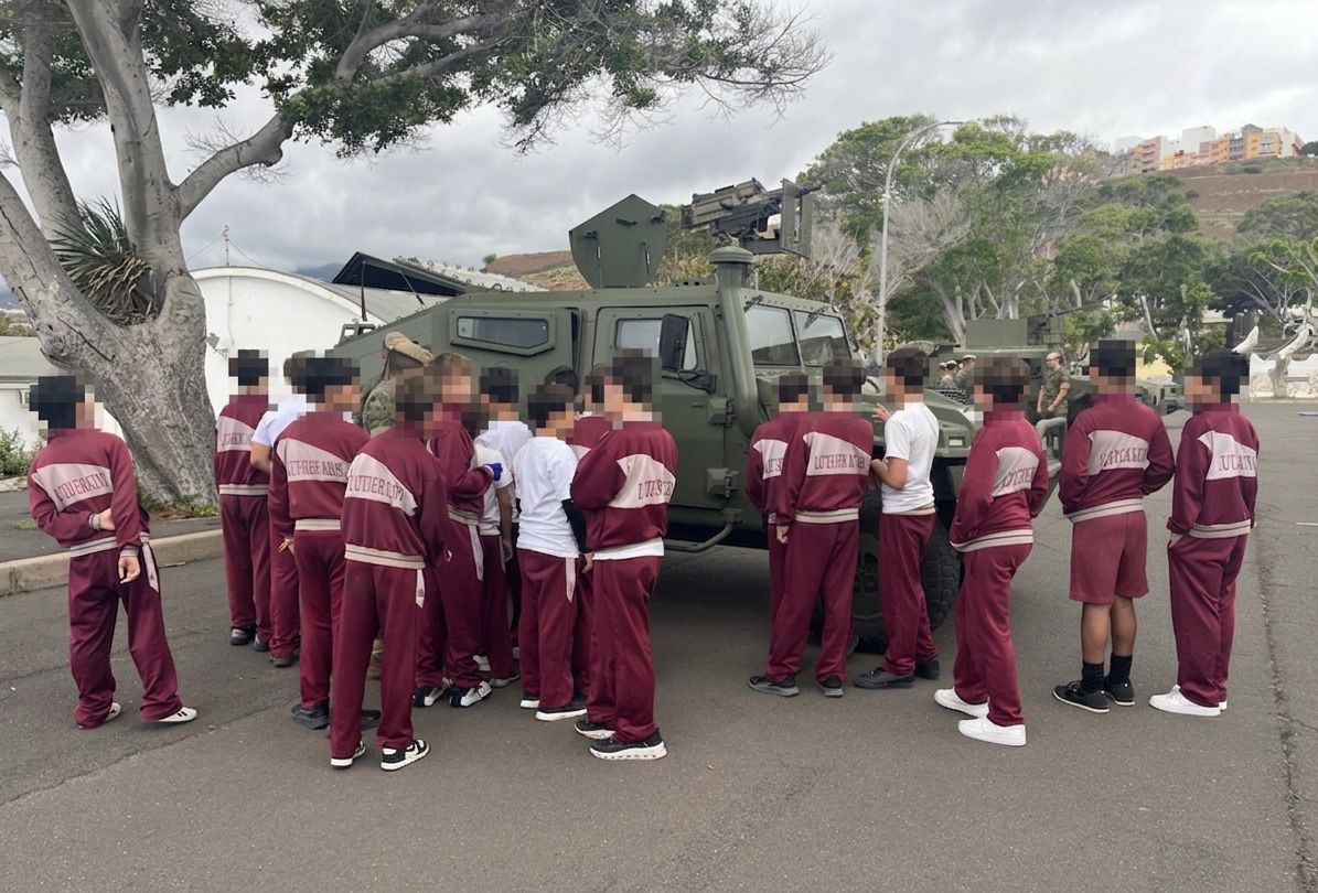 MCANA_ET's tweet photo. ¡Buenas noches🌙!El RI «Tenerife» 49 #BRICANXVI ha recibido la visita de los alumnos del 📚colegio Luther King, de San Cristóbal de la Laguna #Tenerife, donde se les ha mostrado diverso material  experimentando junto al personal de la Unidad una jornada de trabajo.🤝
@MCANA_ET 🇪🇦 https://t.co/IssmfqroTf