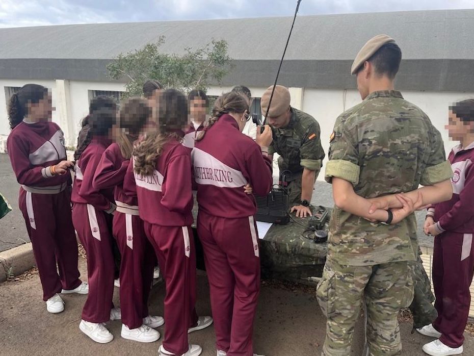 MCANA_ET's tweet photo. ¡Buenas noches🌙!El RI «Tenerife» 49 #BRICANXVI ha recibido la visita de los alumnos del 📚colegio Luther King, de San Cristóbal de la Laguna #Tenerife, donde se les ha mostrado diverso material  experimentando junto al personal de la Unidad una jornada de trabajo.🤝
@MCANA_ET 🇪🇦 https://t.co/IssmfqroTf