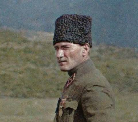 umtdogan71's tweet photo. 1919 yılı Mayısının 19'uncu günü Samsun'a çıktım. Ülkenin genel durumu ve görünüşü şöyledir :

Osmanlı Devleti'nin içinde bulunduğu grup, I. Dünya Savaşı'nda yenilmiş, Osmanlı ordusu her tarafta zedelenmiş, şartları ağır bir ateşkes anlaşması imzalanmış. Büyük Savaş'ın uzun yılları boyunca millet yorgun ve fakir bir durumda. Milleti ve memleketi I. Dünya Savaşı'na sürükleyenler, kendi hayatlarını kurtarma kaygısına düşerek memleketten kaçmışlar. 

Saltanat ve hilâfet makamında oturan Vahdettin soysuzlaşmış, şahsını ve bir de tahtını koruyabileceğini hayal ettiği alçakça tedbirler araştırmakta.

Damat Ferit Paşa 'nın başkanlığındaki hükûmet âciz, haysiyetsiz ve korkak. Yalnız padişahın iradesine boyun eğmekte ve onunla birlikte kendilerini koruyabilecekleri herhangi bir duruma razı.