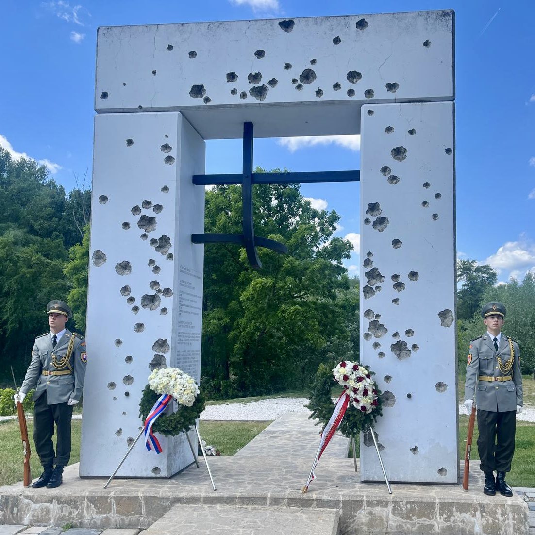 SlovakiaInPL's tweet photo. Z wizytą na #Słowację🇸🇰 przybył Marszałek 🇵🇱 @wlodekczarzasty @KancelariaSejmu. Dialog parlamentarny to 🗝️ do partnerstwa: rozmawiano o bezpieczeństwie🛡️, regionie🏔️ oraz Europie🌍. Razem z Przewodniczącym @ParlamentSr @Richard_Rasi złożyli 💐 przy Bramie Wolności. 🕊️ https://t.co/YnwWVSdyMz