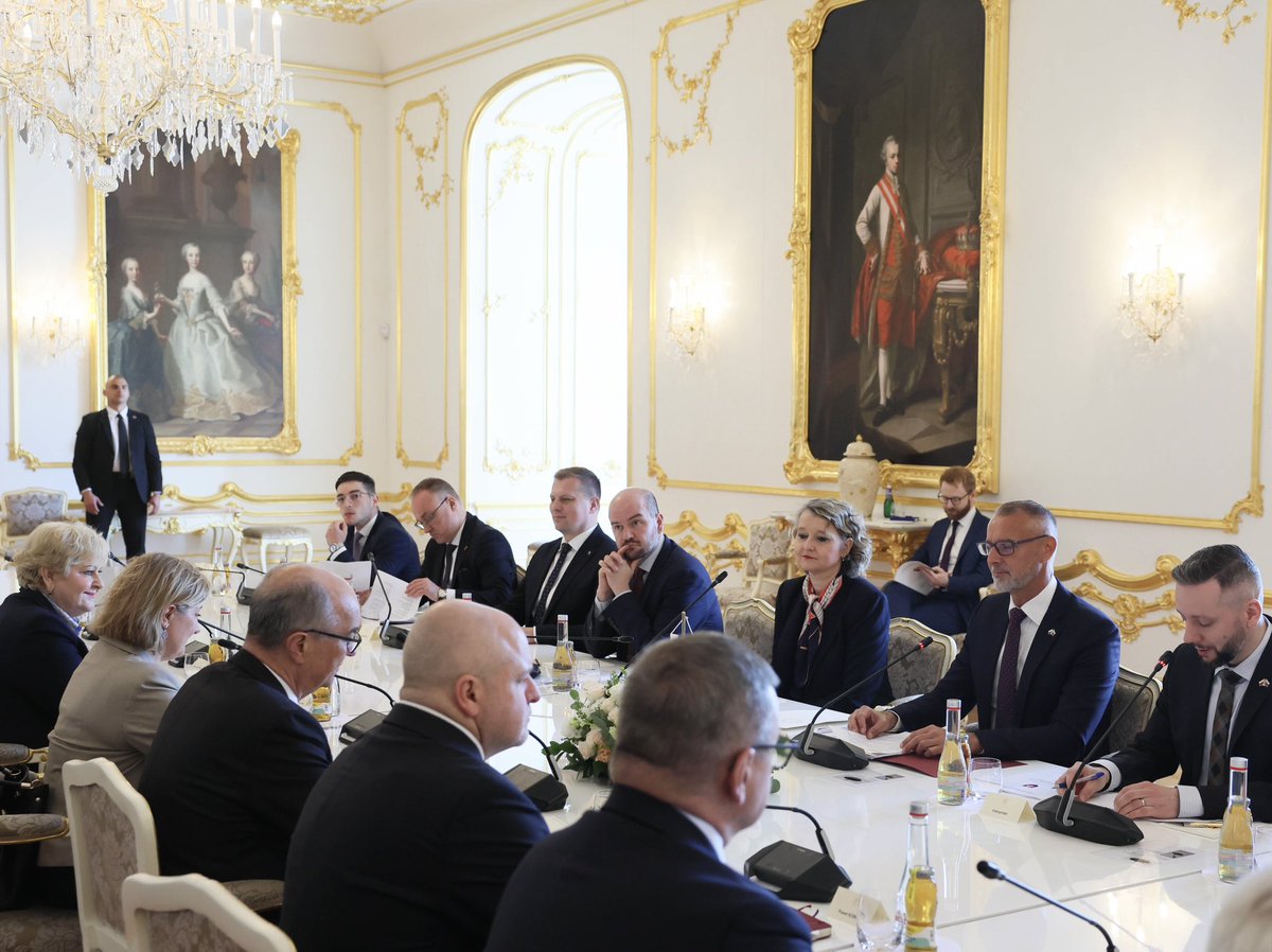 SlovakiaInPL's tweet photo. Z wizytą na #Słowację🇸🇰 przybył Marszałek 🇵🇱 @wlodekczarzasty @KancelariaSejmu. Dialog parlamentarny to 🗝️ do partnerstwa: rozmawiano o bezpieczeństwie🛡️, regionie🏔️ oraz Europie🌍. Razem z Przewodniczącym @ParlamentSr @Richard_Rasi złożyli 💐 przy Bramie Wolności. 🕊️ https://t.co/YnwWVSdyMz