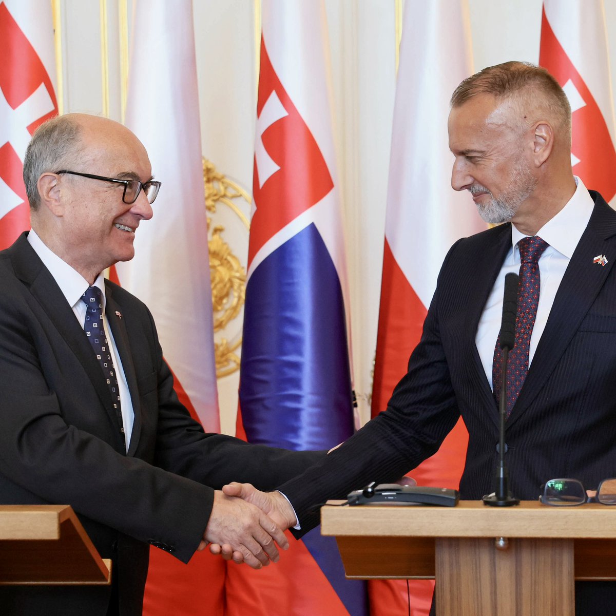 SlovakiaInPL's tweet photo. Z wizytą na #Słowację🇸🇰 przybył Marszałek 🇵🇱 @wlodekczarzasty @KancelariaSejmu. Dialog parlamentarny to 🗝️ do partnerstwa: rozmawiano o bezpieczeństwie🛡️, regionie🏔️ oraz Europie🌍. Razem z Przewodniczącym @ParlamentSr @Richard_Rasi złożyli 💐 przy Bramie Wolności. 🕊️ https://t.co/YnwWVSdyMz