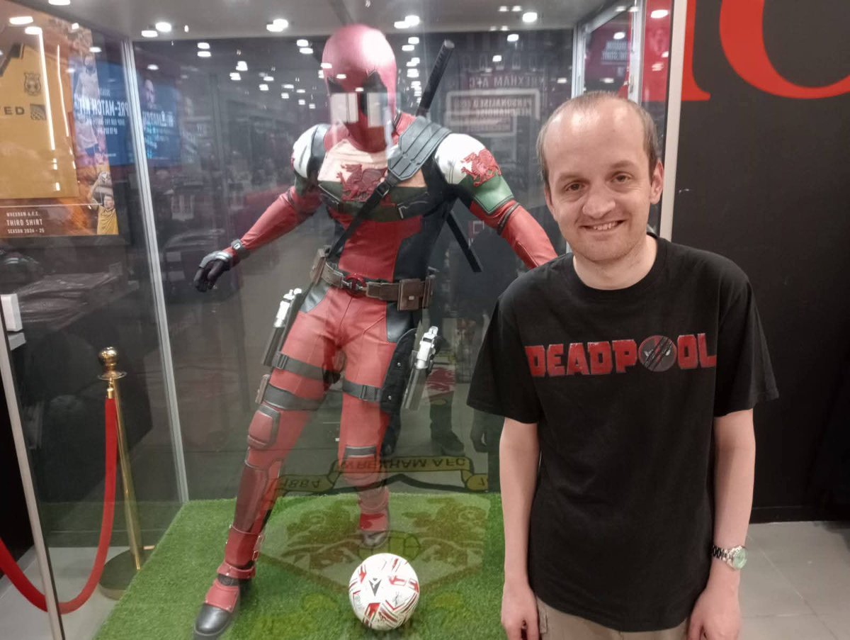 26McMahon's tweet photo. @VancityReynolds A great time in Wrexham and at The Turf last week https://t.co/qJOfu0Y6yJ